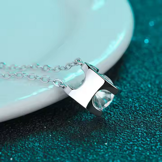 Fine Jewellery 1.0ct Round Cut Sparkling Moissanite S925 Sterling Silver Pendant Necklaces for Women Wedding Engagement