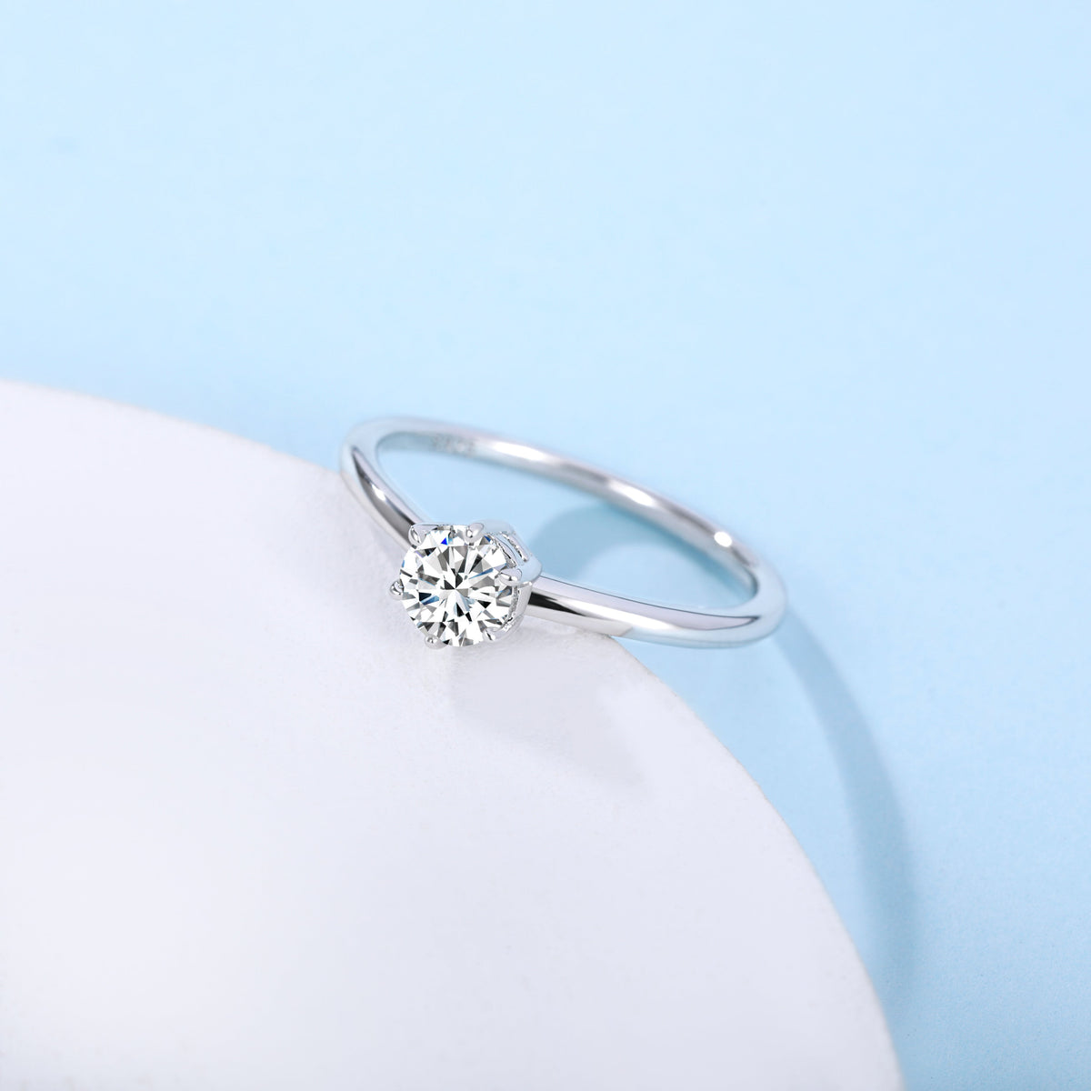 Fashion Minimalist Jewelry 0.5ct Round Cut Moissanite Stone Sterling Silver Ring for Women